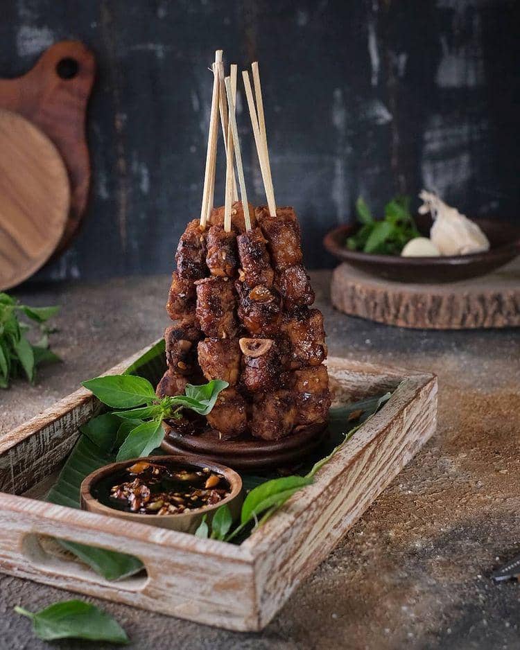 ilustrasi sate tempe pedas (instagram.com/tutisetyawatis)