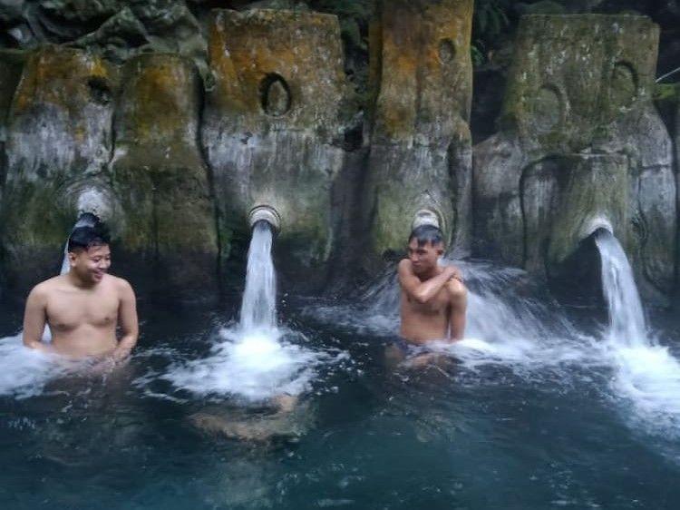 Mitos Wisata Pemandian Air Hangat Guci, Dipercaya Bikin Awet Muda!