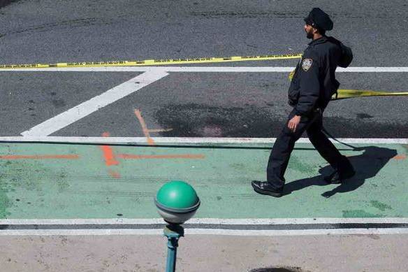 Sejumlah petugas keamanan berjaga di sekitar lokasi penembakan massal di sebuah stasiun kereta bawah tanah wilayah Brooklyn, New York, Amerika Serikat, Selasa (12/4/2022). (ANTARA FOTO/REUTERS/Andrew Kelly)
