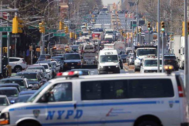 Kemacetan di sekitar lokasi penembakan massal yang terjadi di sebuah stasiun kereta bawah tanah wilayah Brooklyn, New York, Amerika Serikat, Selasa (12/4/2022).  (ANTARA FOTO/REUTERS/Andrew Kelly)