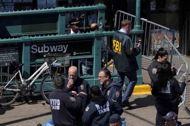 Sejumlah petugas keamanan berada di luar lokasi penembakan massal di sebuah stasiun kereta bawah tanah wilayah Brooklyn, New York, Amerika Serikat, Selasa (12/4/2022). (ANTARA FOTO/REUTERS/Andrew Kelly)