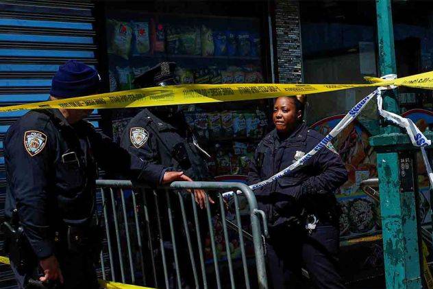 Sejumlah petugas keamanan berada di luar lokasi penembakan massal di sebuah stasiun kereta bawah tanah wilayah Brooklyn, New York, Amerika Serikat, Selasa (12/4/2022). (ANTARA FOTO/REUTERS/Eduardo Munoz)