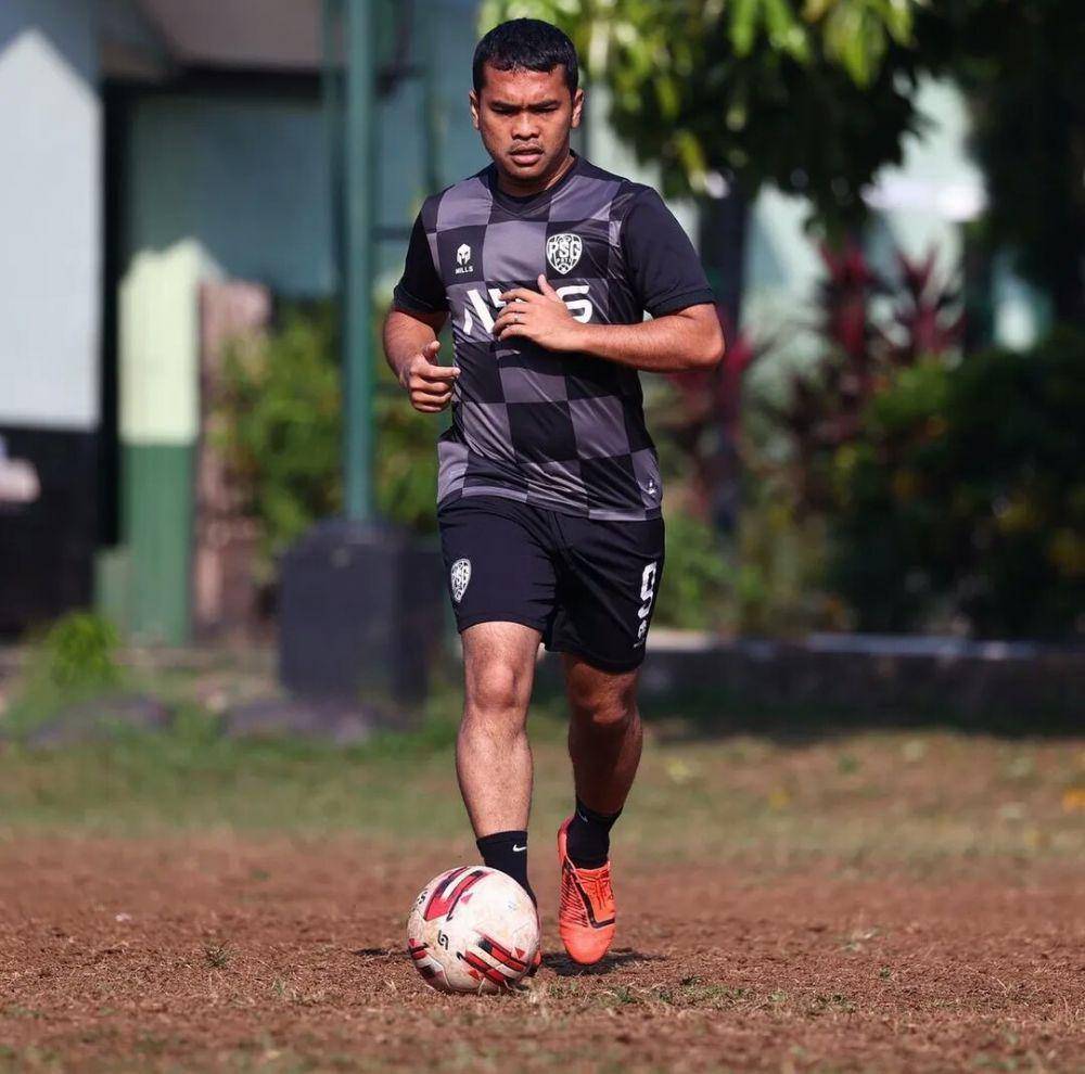 potrer Putra Siregar bermain sepak bola (instagram.com/putrasiregarr17)