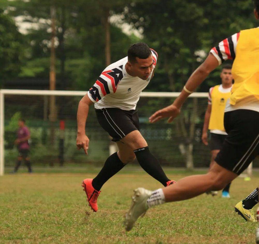 potrer Putra Siregar bermain sepak bola (instagram.com/putrasiregarr17)