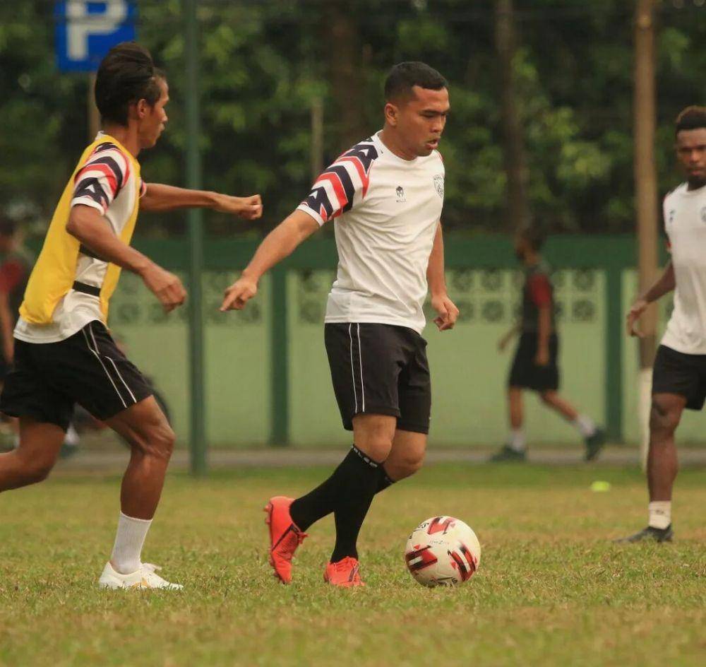 potrer Putra Siregar bermain sepak bola (instagram.com/putrasiregarr17)