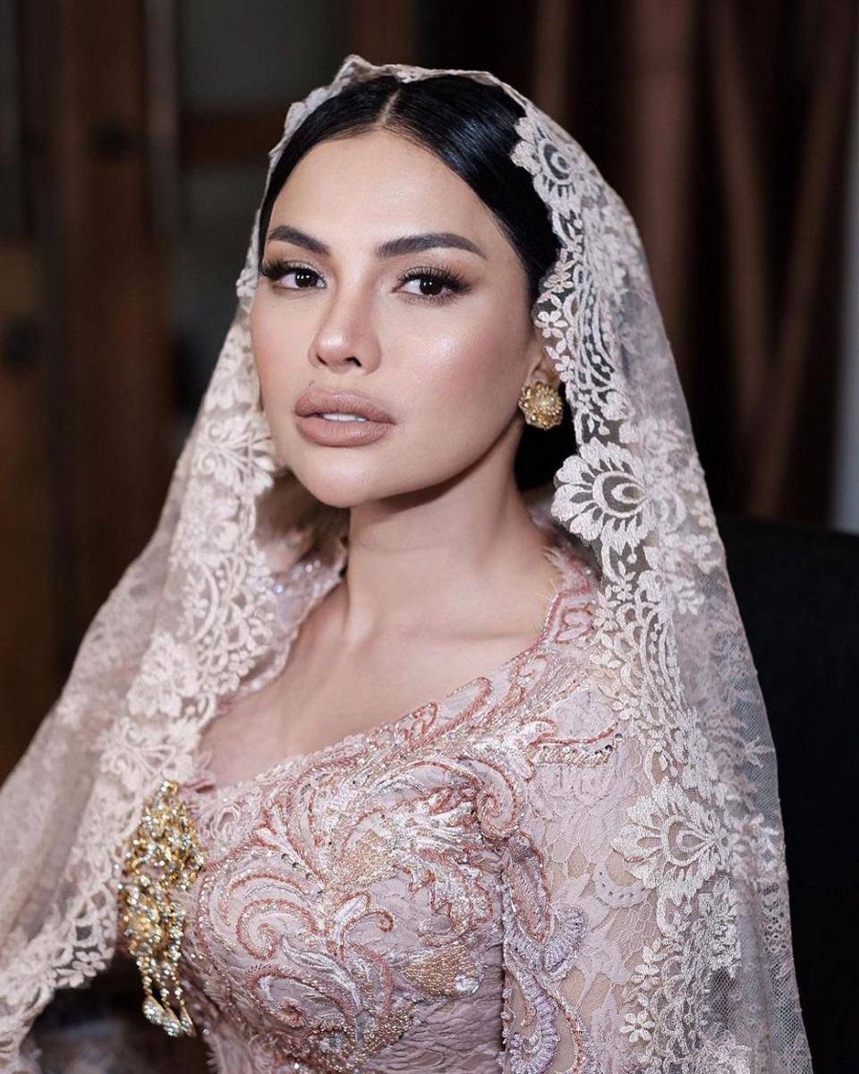Potret Nikita Mirzani kenakan kebaya di pemotretan terbaru. (instagram.com/leoafandi_)