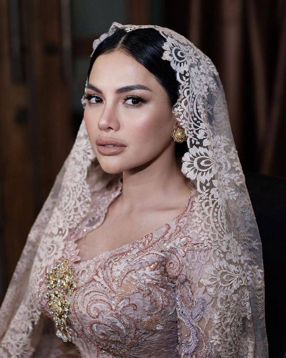 Potret Nikita Mirzani kenakan kebaya di pemotretan terbaru. (instagram.com/leoafandi_)