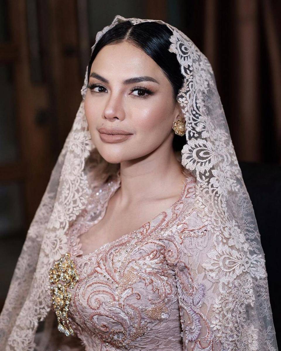 Potret Nikita Mirzani kenakan kebaya di pemotretan terbaru. (instagram.com/leoafandi_)