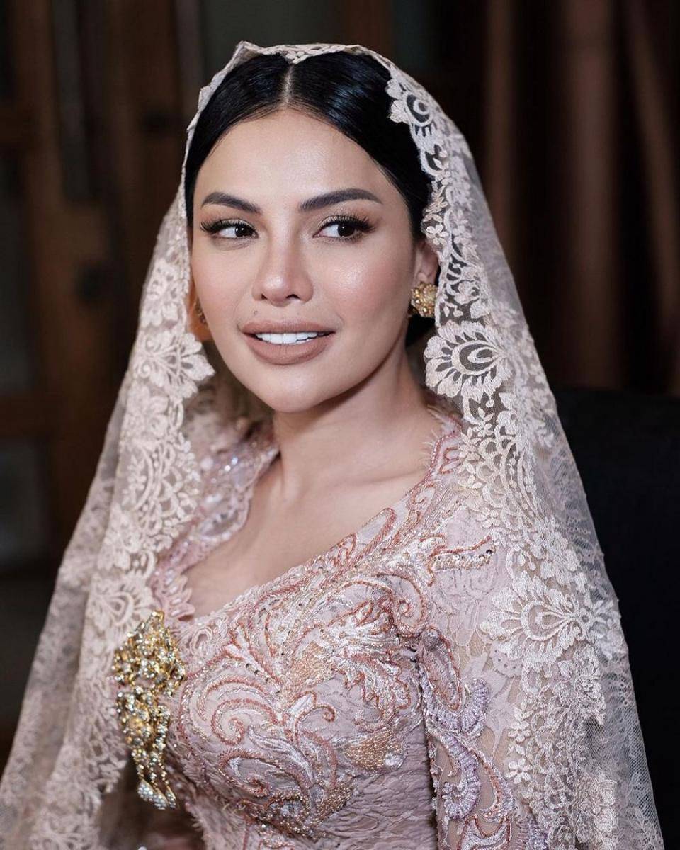 Potret Nikita Mirzani kenakan kebaya di pemotretan terbaru. (instagram.com/leoafandi_)