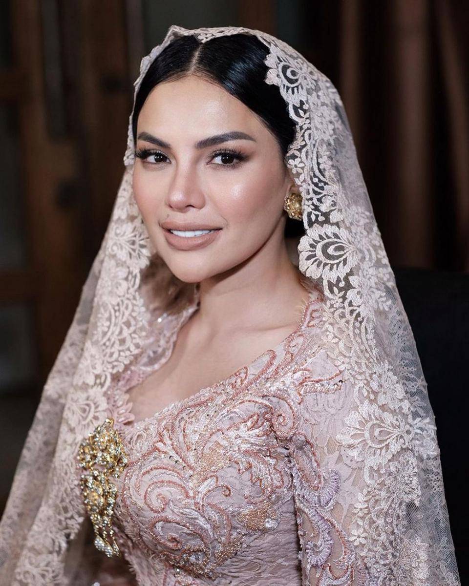 Potret Nikita Mirzani kenakan kebaya di pemotretan terbaru. (instagram.com/leoafandi_)