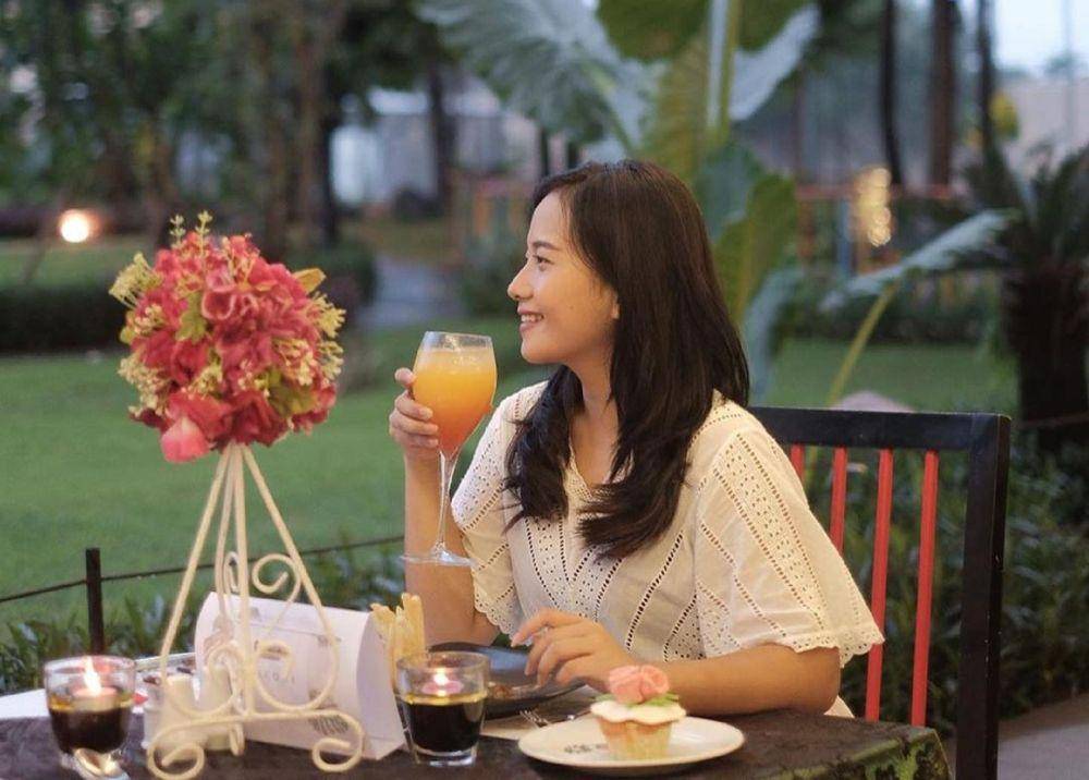 ilustrasi menikmati hidangan di maxone hotel makassar (instagram.com/maxonemks)