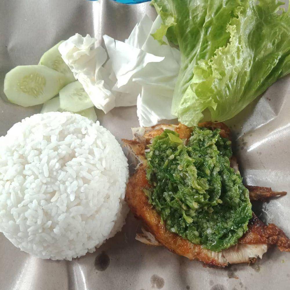 ayam penyet sambal ijo (Instagram.com/ayampenyetss)