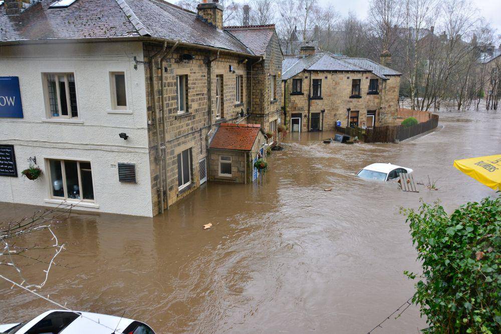 banjir Bingley 2015 di Sungai Aire, Irlandia (unsplash.com/Chris Gallagher)