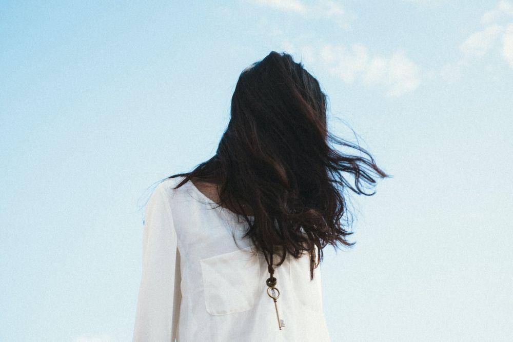ilustrasi rambut hitam (unsplash.com/Colt)