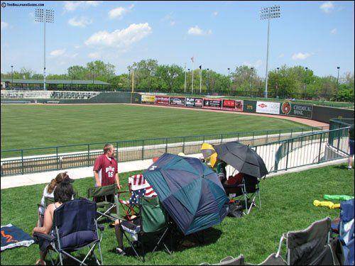 Stadion Dow Diamonds di Amerika Serikat (theballparkguide)