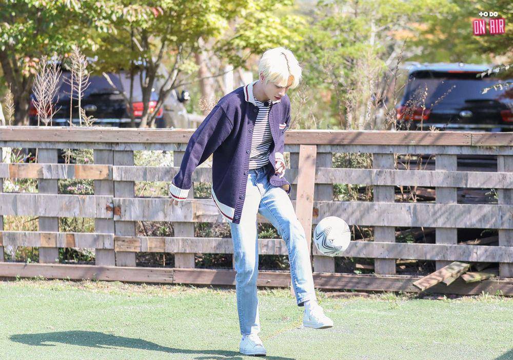 Referensi Look OOTD ala Taehyun TXT (twitter.com/txtonair)