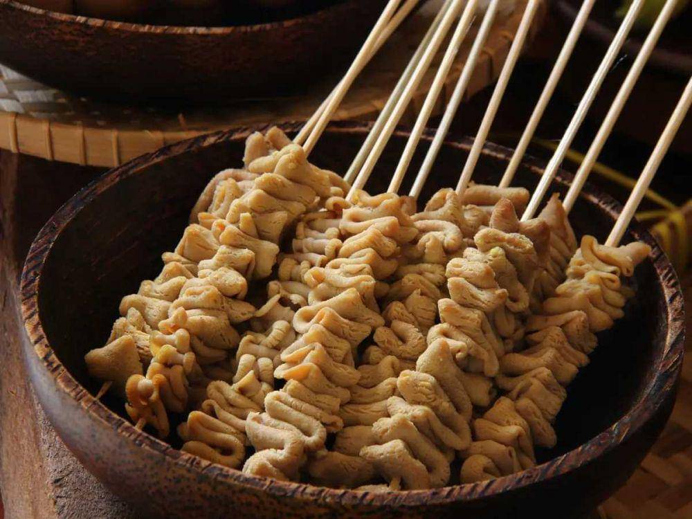 ilustrasi tusukan sate usus sapi (m.fimela.com)