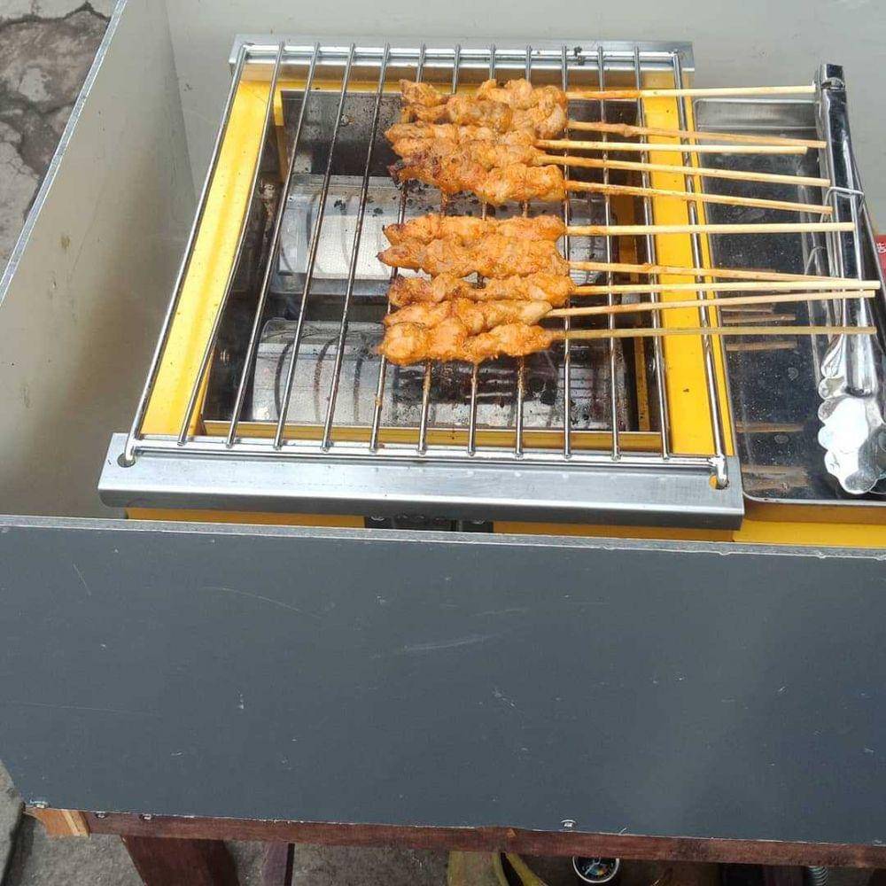 membakar sate karak (instagram.com/satekarak_cakning)