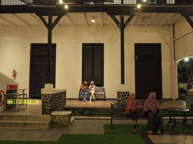 salah satu spot foto Gedung Djoeang 45 (catatannobi.com)