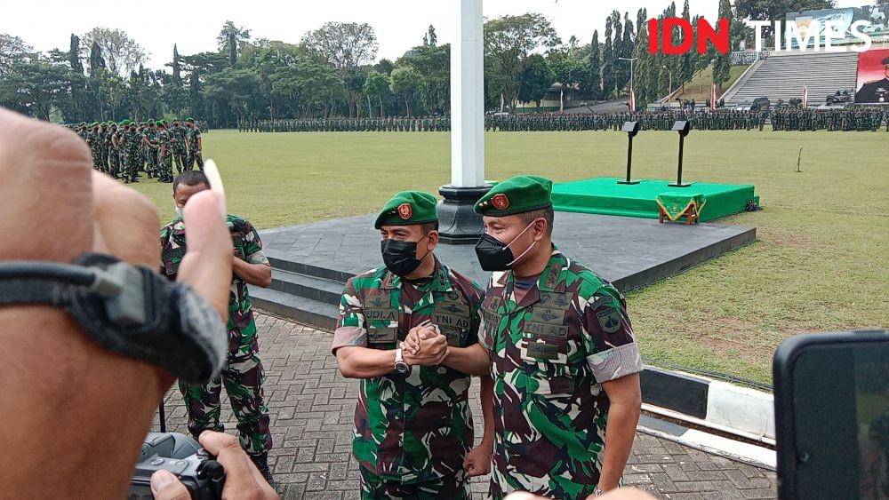 Mayjen Widi Prasetijono saat bersalaman dengan Mayjen Rudianto di Lapangan Makodam Diponegoro. (IDN Times/Fariz Fardianto)