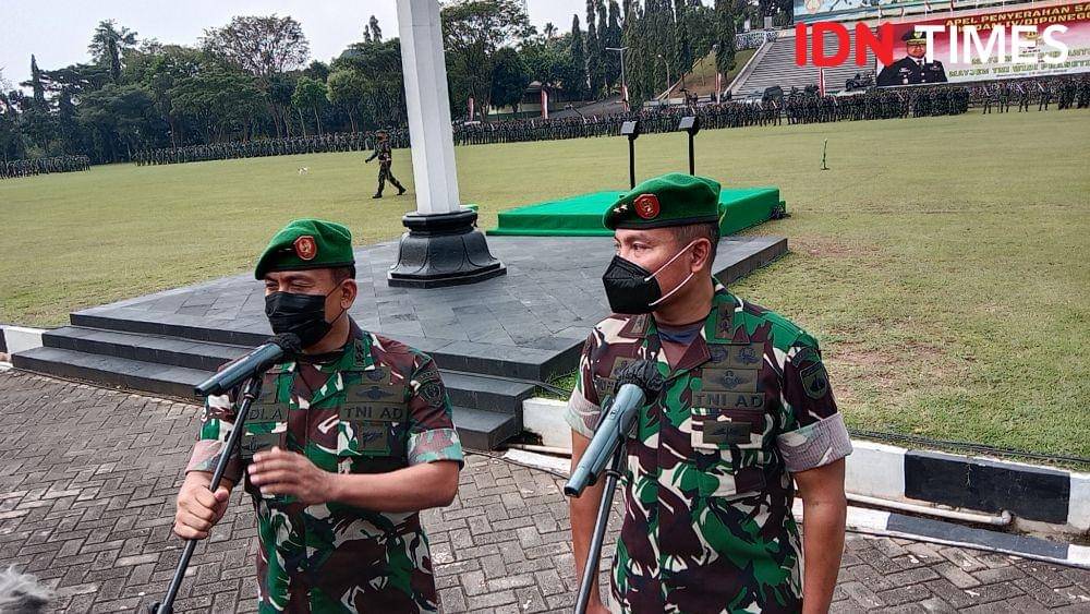 Mayjen TNI Rudianto bersama Pangdam IV Diponegoro yang baru dilantik Mayjen TNI Widi Prasetijono di Makodam Diponegoro. (IDN Times/Fariz Fardianto)