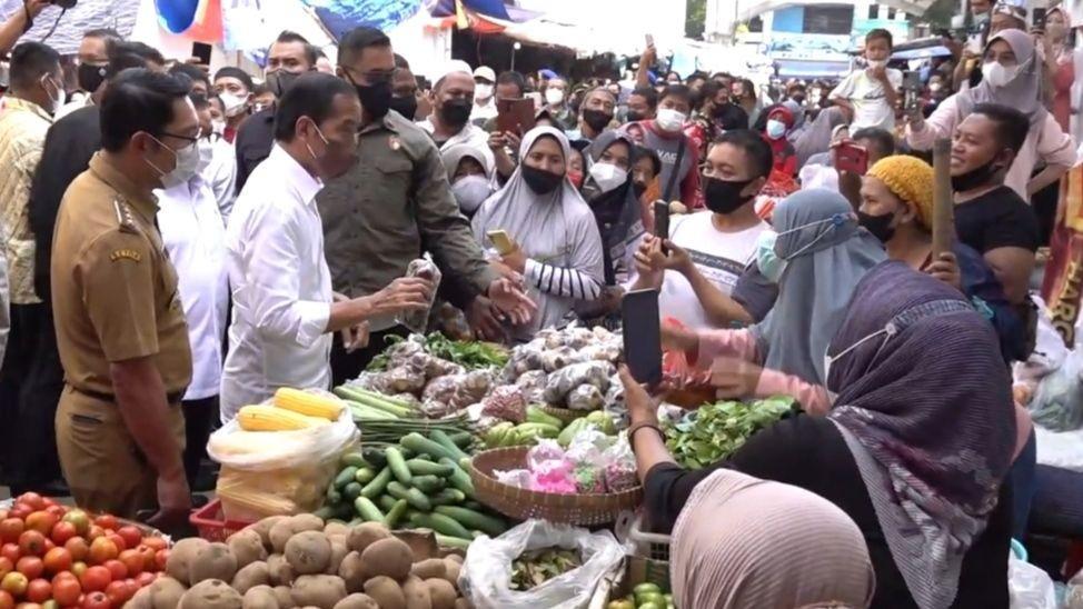 Kunker ke Cirebon, Jokowi: Bantuan Modal Pedagang Tingkatkan Daya Beli