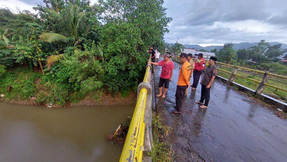 Tim SAR melakukan penyisiran di Sungai Beru (Dok. SAR Mataram)