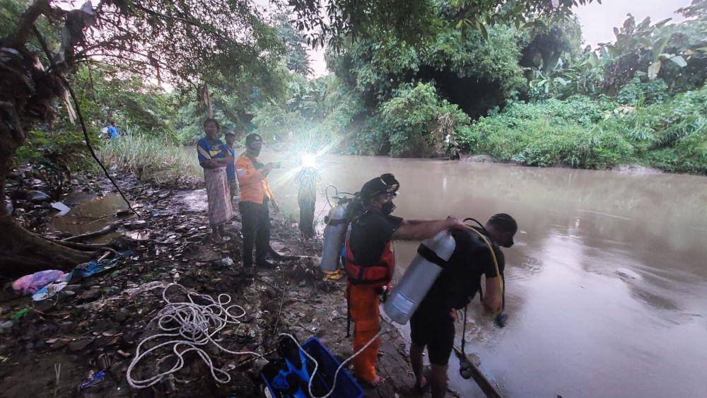 Tim SAR saat melakukan pencarian korban tenggelam (Dok. SAR Mataram)