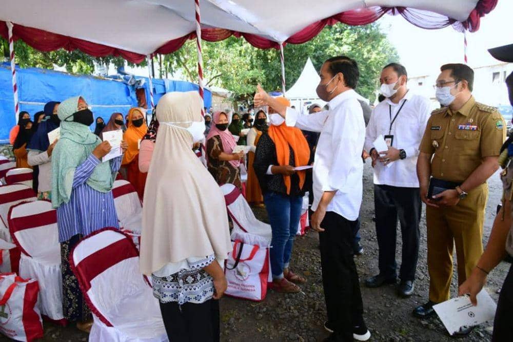 Presiden Joko "Jokowi" Widodo ketika menemui sekelompok ibu-ibu di Pasar Harjamukti, Cirebon, Jawa Barat (Dokumentasi Biro Pers Istana)