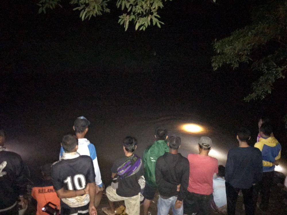 Tim gabungan melakukan pencarian hingga malam hari (Dok. Polres KSB)