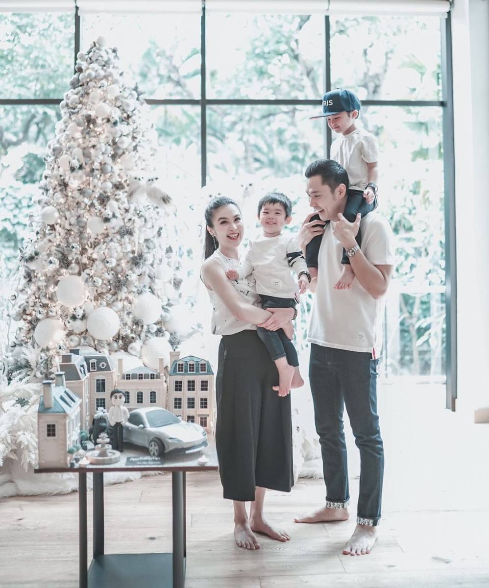 Sandra Dewi dan keluarga (instagram.com/sandradewi88)
