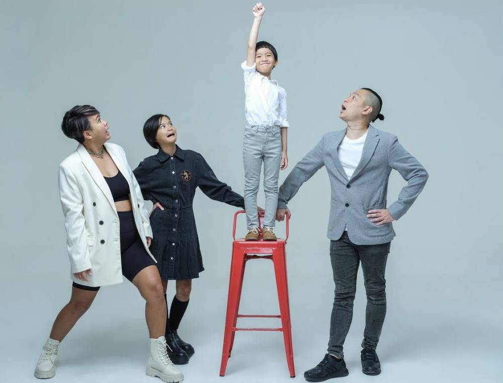 Ernest dan keluarganya (instagram.com/ernestprakasa)
