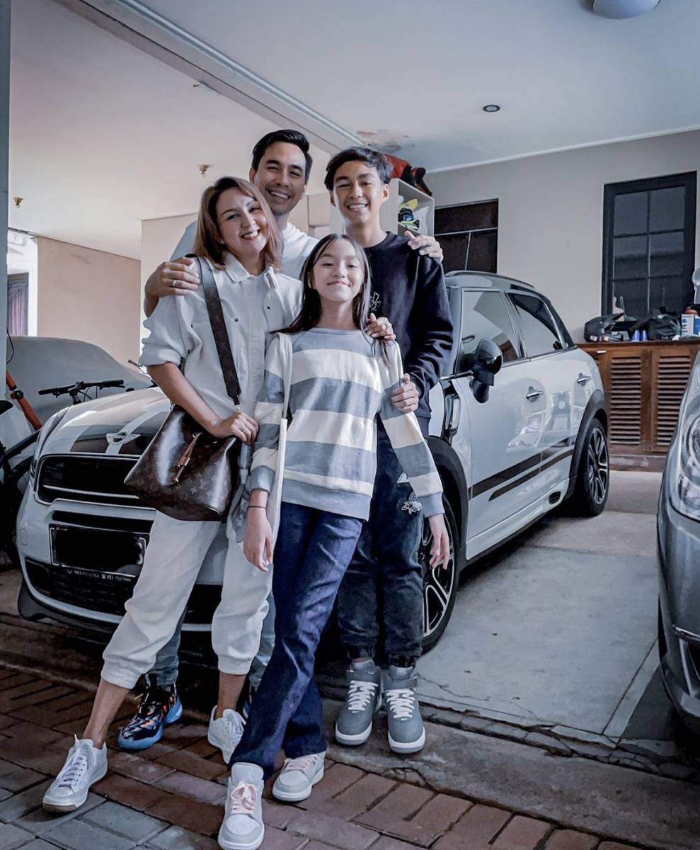 Donna Agnesia dan keluarga (instagram.com/dagnesia)