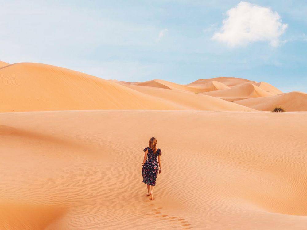 gurun pasir (unsplash.com/Katerina Kerdi)