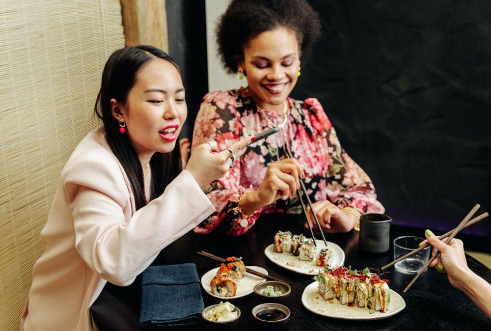 ilustrasi berbuka dengan teman (pexels.com/Ivan Samkov)