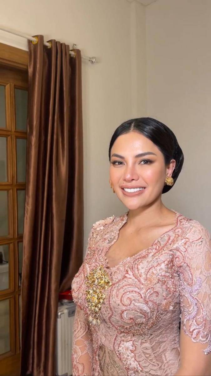 Potret Nikita Mirzani kenakan kebaya di pemotretan terbaru. (instagram.com/leoafandi_)