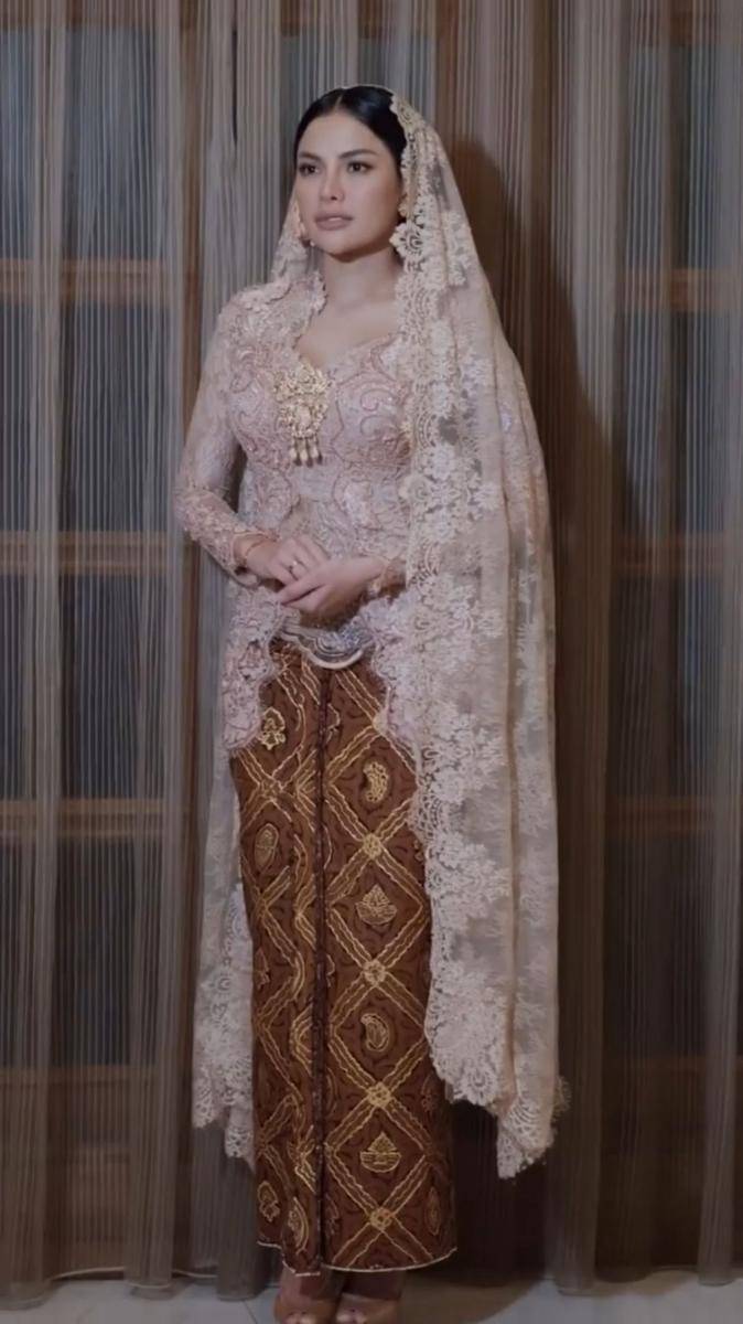 Potret Nikita Mirzani kenakan kebaya di pemotretan terbaru. (instagram.com/leoafandi_)
