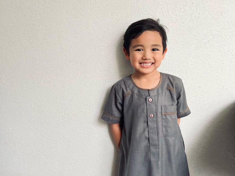 10 Potret Arif Jiwa Asyraf, Putra Tya Arifin yang Mulai Ikut Tarawih
