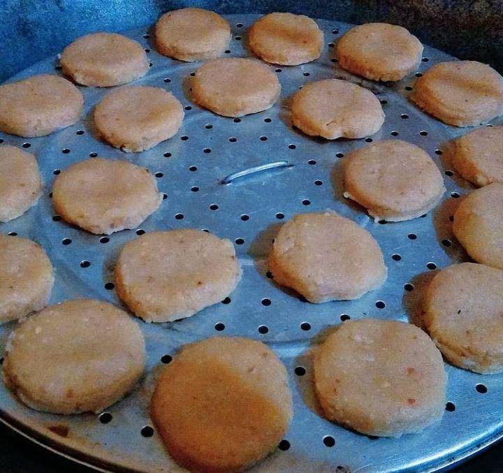 foto adonan kue kacang yang telah dibentuk (instagram.com/euteuk_st)