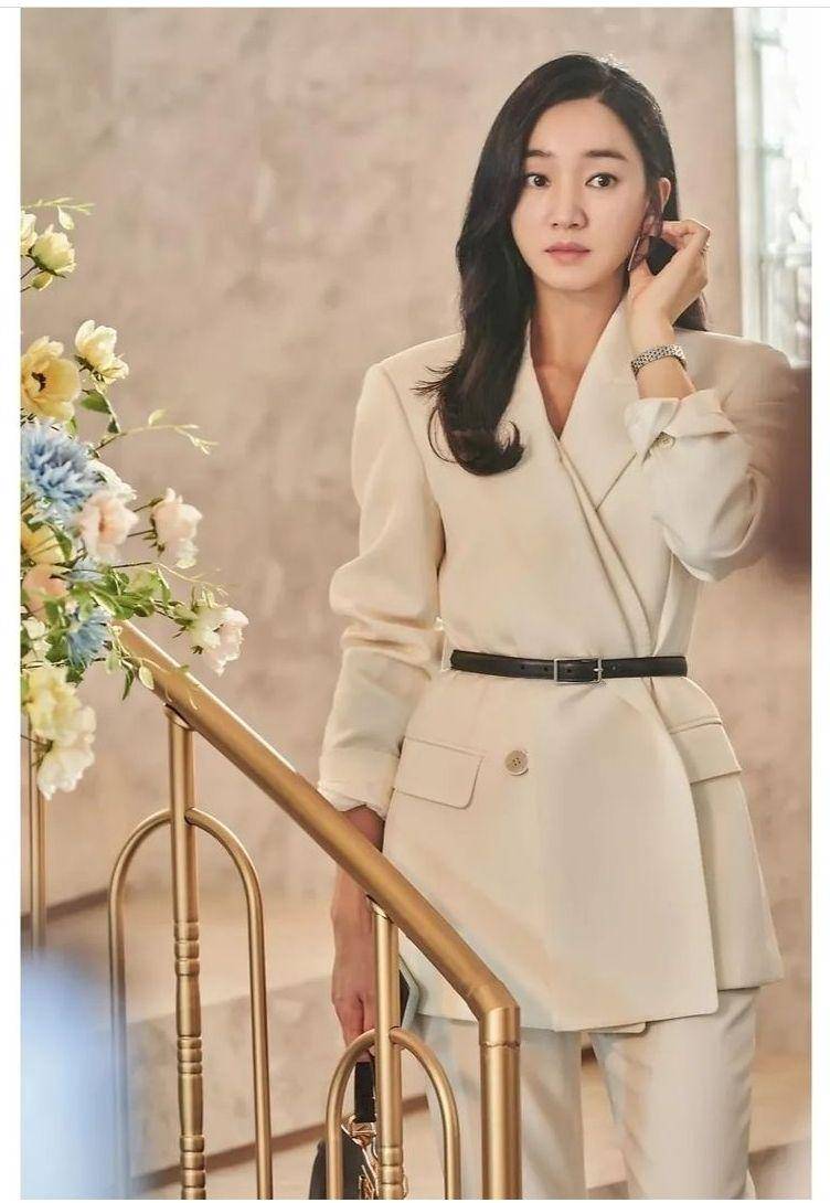 Soo Ae (instagram.com/studiosantaent)
