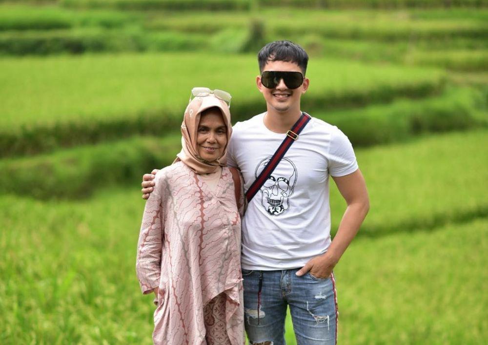 9 Potret Hangat Kebersamaan Kiki Farrel dengan Sang Ibu, Anak Berbakti