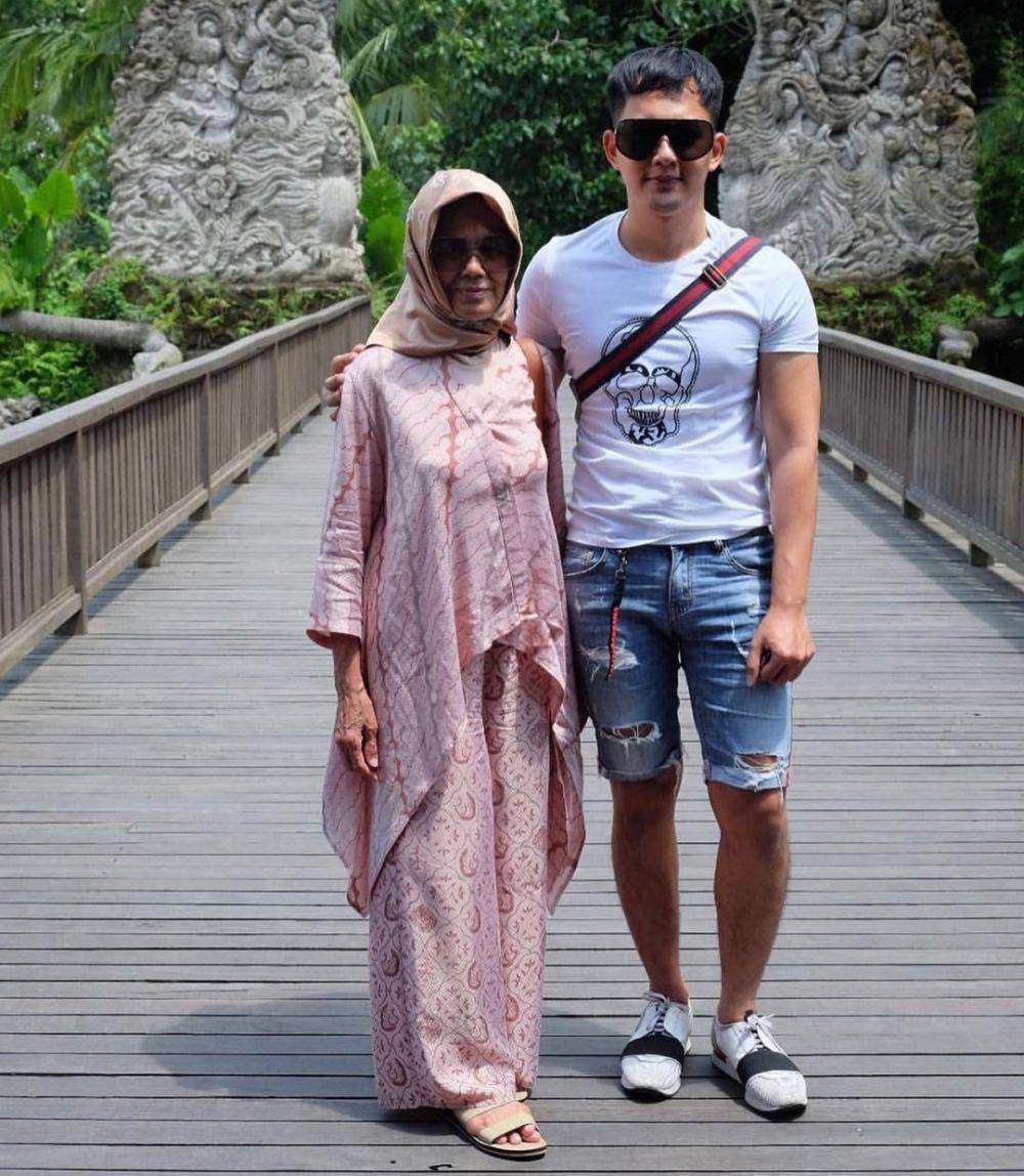 potret Kiki Farrel bersama sang ibu (instagram.com/kikifarrel_)