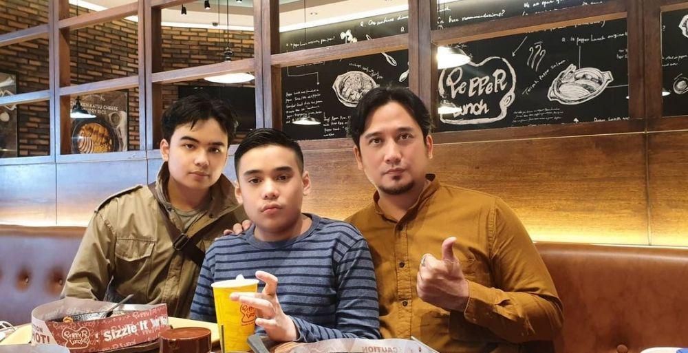 9 Potret Tengku Firmansyah dengan Dua Putra Kembarnya yang Sudah ABG