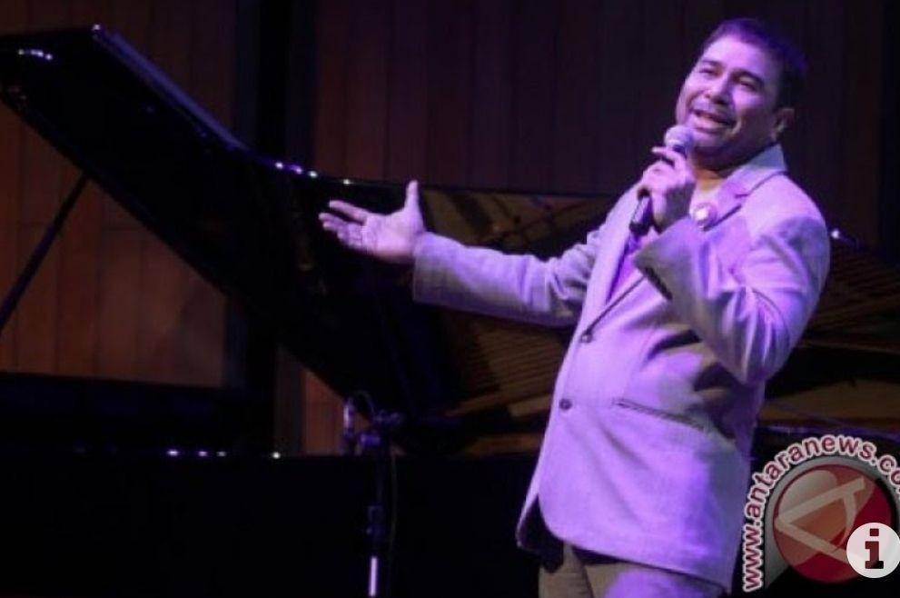 Harvey Malaiholo ketika tampil di pertunjukan musik jazz dengan tajuk Indonesia Songbook pada 2015 lalu. (ANTARA FOTO)
