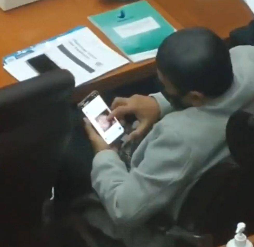Anggota komisi IX yang diduga Harvey Malaiholo dari fraksi PDI Perjuangan yang tengah menyaksikan video porno di tengah rapat tentang pembahasan vaksin COVID-19 (Tangkapan layar Twitter Roy Suryo)