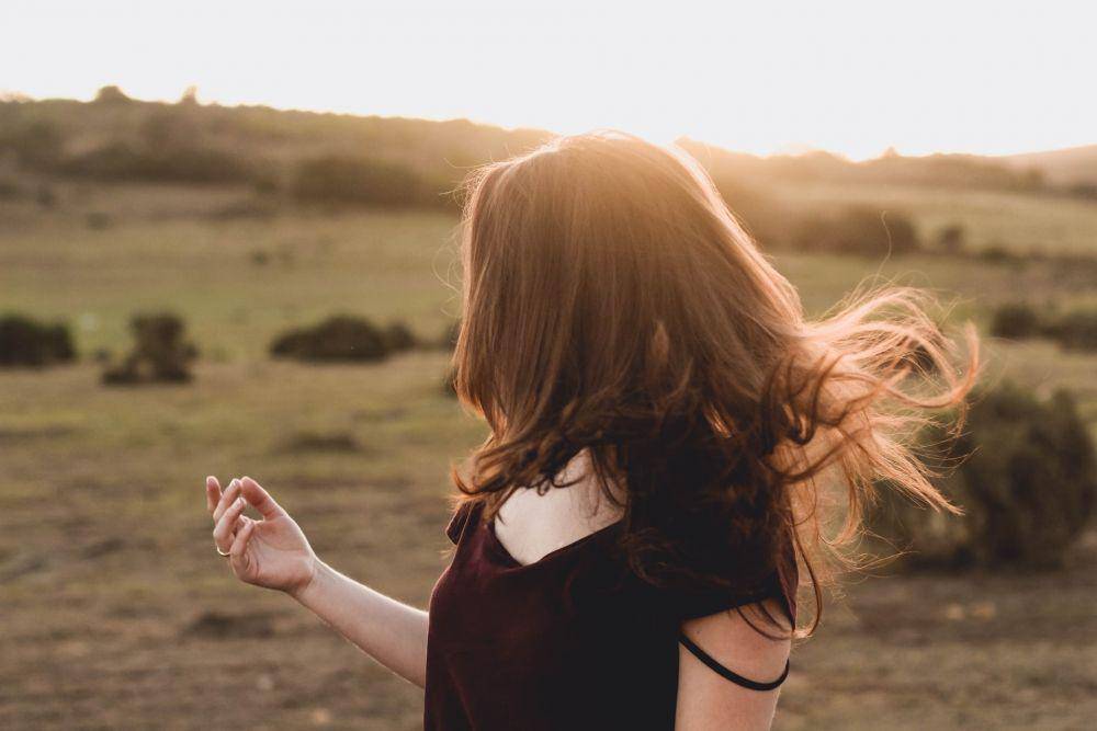 ilustrasi rambut panjang (unsplash.com/Sincerely Media)