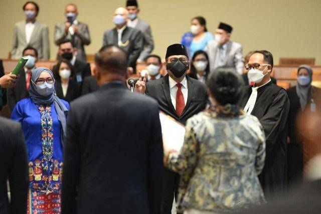 Harvey B. Maleiholo (kanan) dilantik menjadi anggota DPR menggantikan rekan satu partainya Jimmy Demianus Ijie yang wafat karena COVID-19 (www.dpr.go.id)