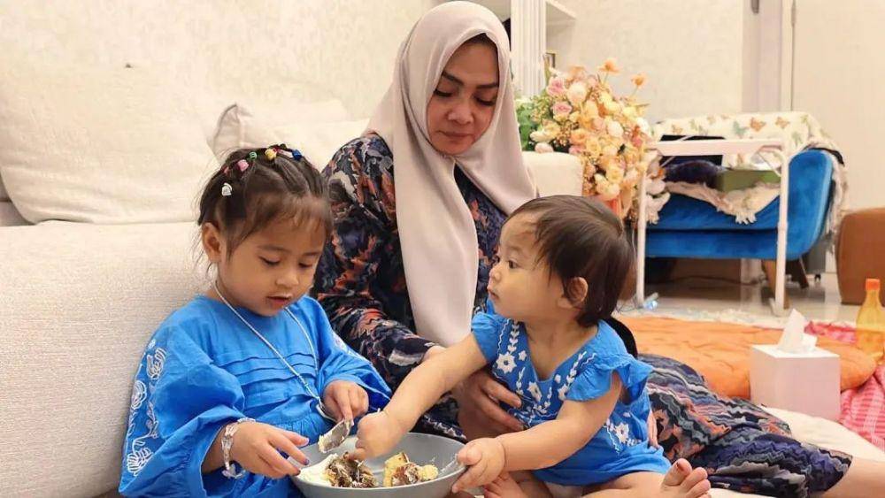 potret Rieta Amilia dan cucu (instagram.com/rieta_amilia)