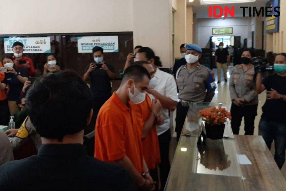Bos PS Store, Putra Siregar dan artis Rico Valentino berbaju tahanan dalam kasus pengeroyokan. (IDN Times/Irfan Fathurohman)