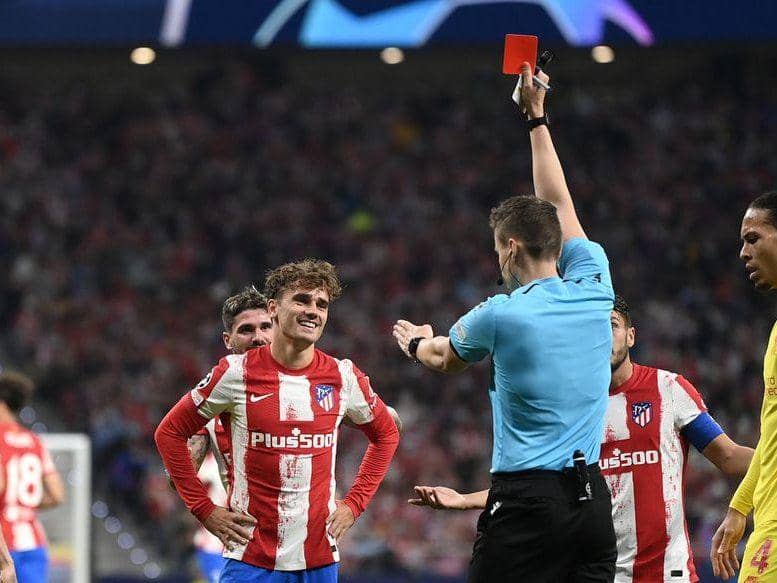 Antoine Griezmann mendapat kartu merah saat melawan Liverpool di fase grup Liga Champions 2021/2022. (skysports.com)